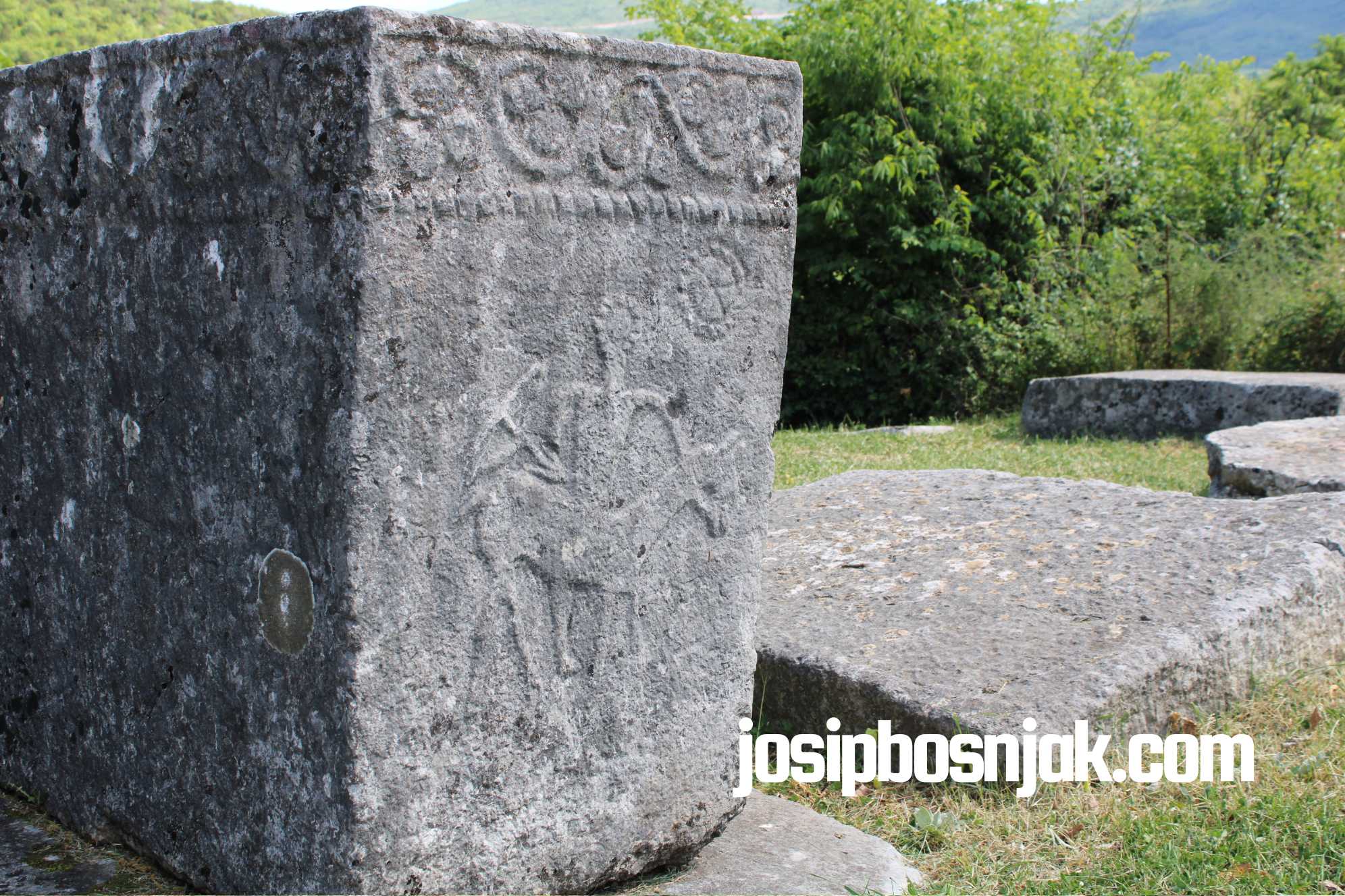 Stećak s prikazom lova, Nekropola Boljuni 2