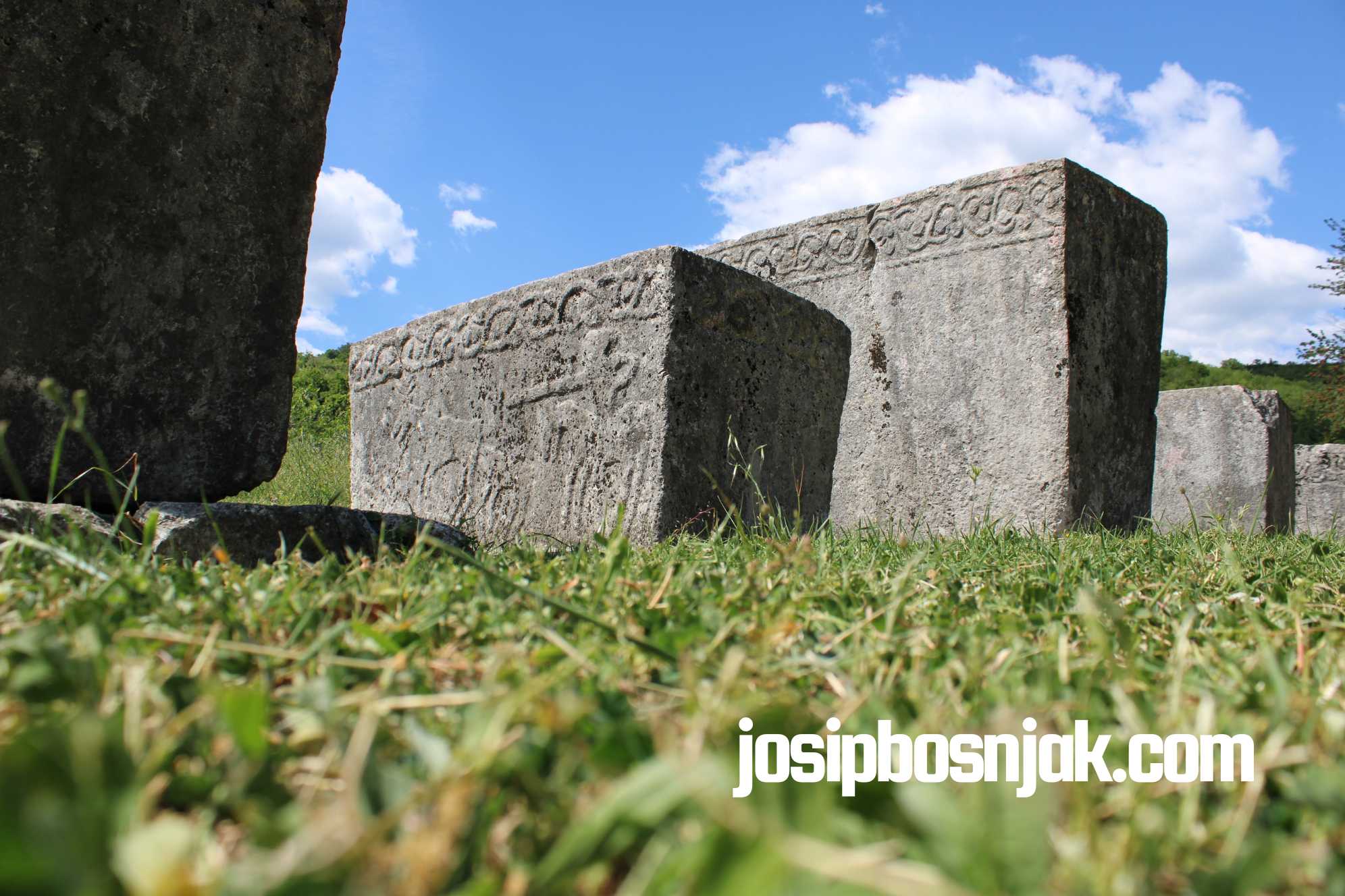 Stećak s prikazom lova (detalj), Nekropola Boljuni 2